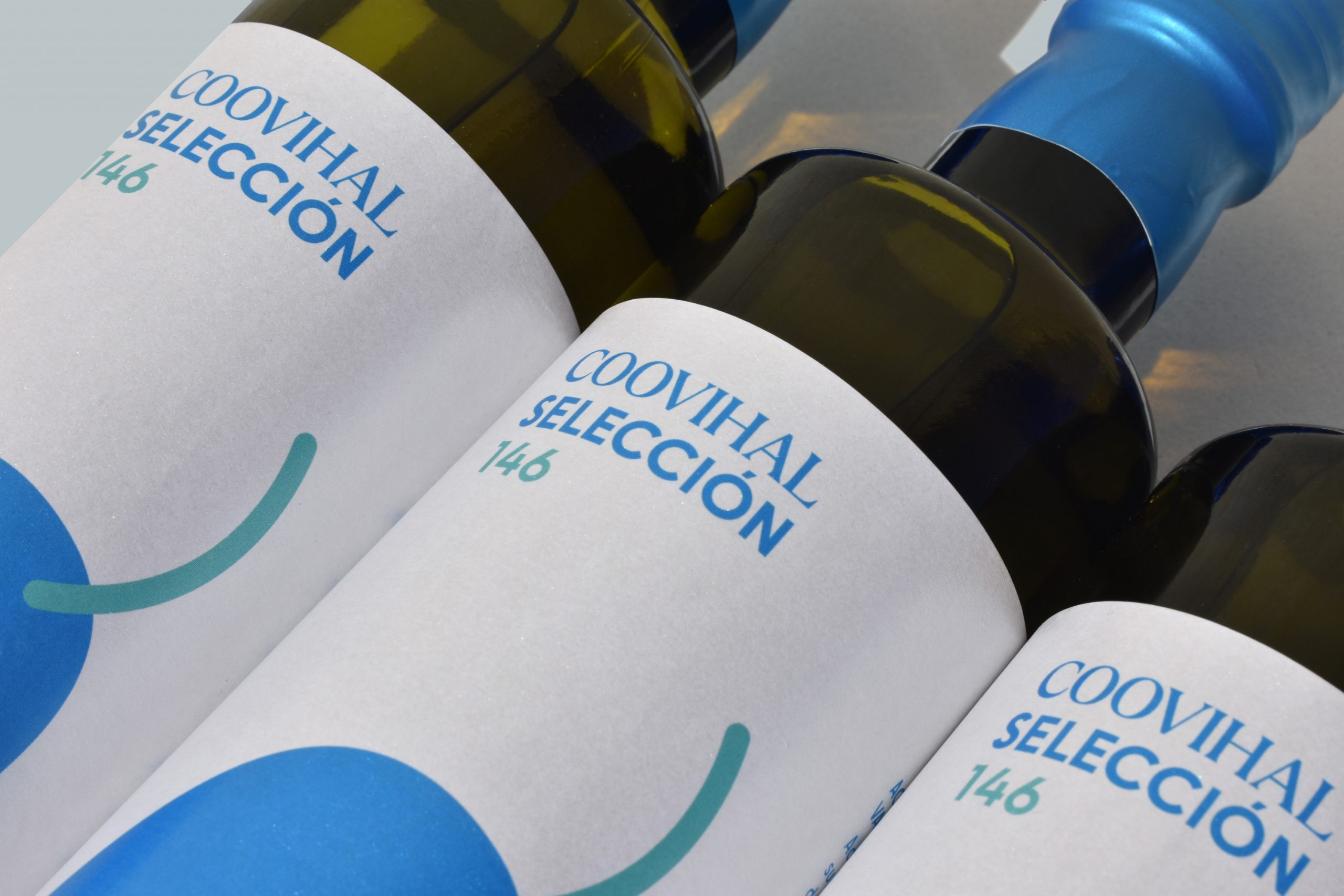 Detalle etiqueta. Diseño packaging Coovihal AOVE Mediodía Estudio