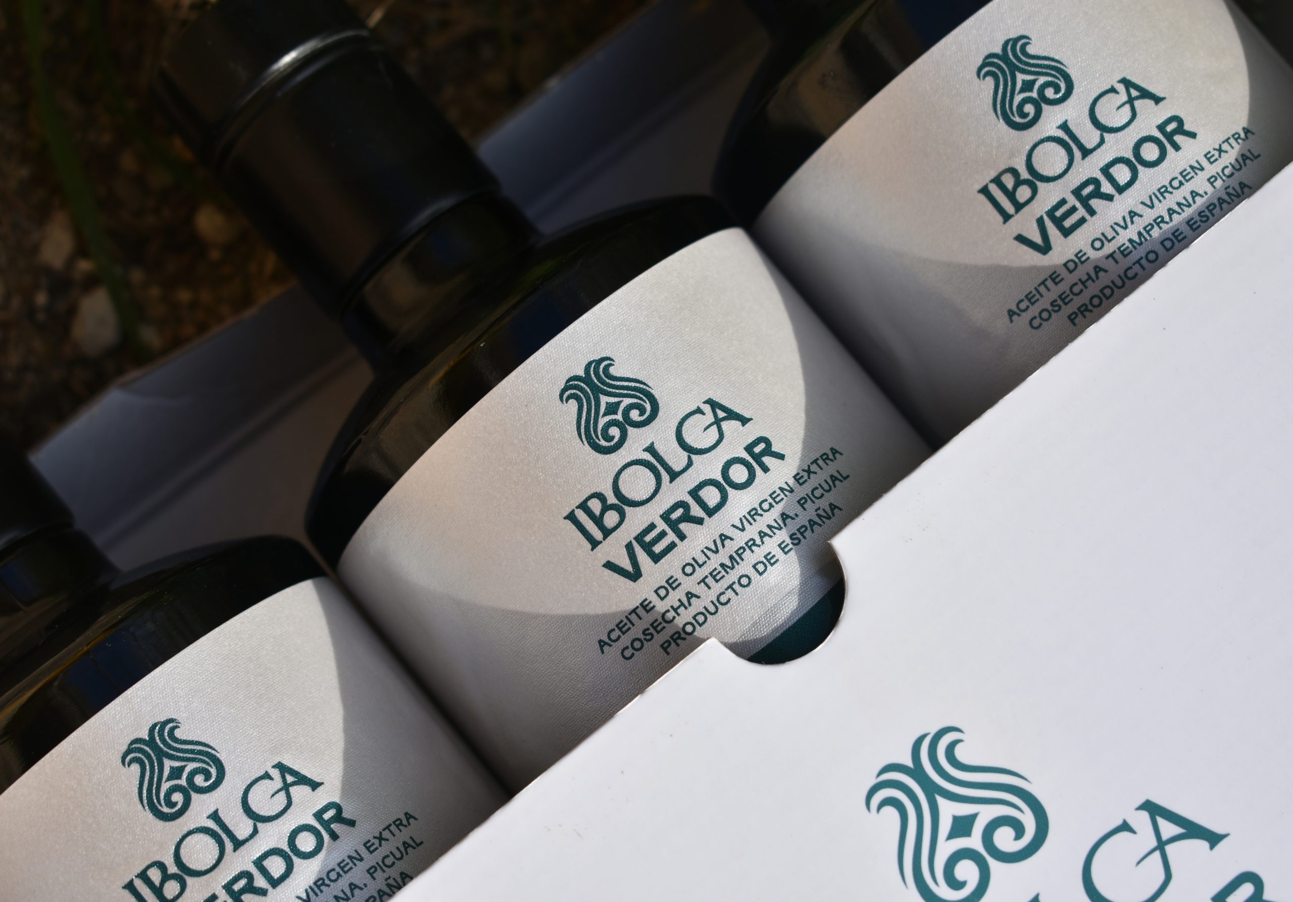Detalle etiqueta. Diseño packaging IBOLCA AOVE Mediodía Estudio